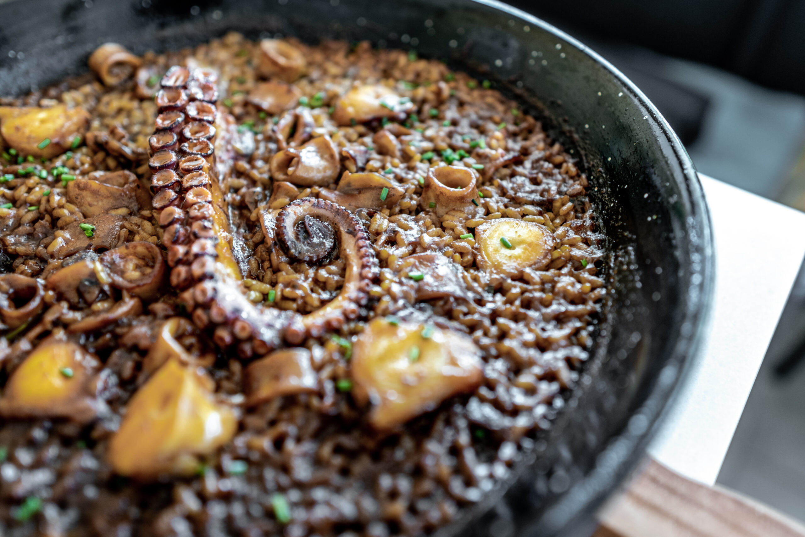 Paella de arroz con pulpo